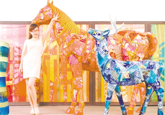 陳勵文用布料拼接制作的馬和鹿。