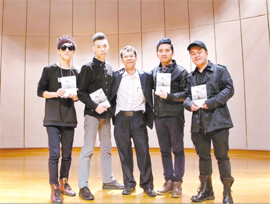 張啟雄與自己打造的桃花樂(lè)隊(duì)成員合影。