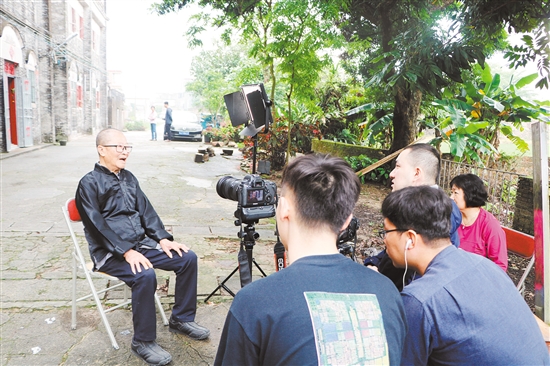 昨日，央視中文國(guó)際頻道《國(guó)家記憶》欄目攝制組到我市開啟《美國(guó)筑路華工》專題片的拍攝，以紀(jì)念華工在美國(guó)太平洋鐵路修建過程中作出的巨大貢獻(xiàn)。圖為攝制組采訪陳宜禧的孫子陳永常。諶磊