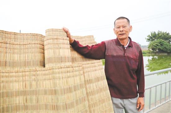 馬銳源與他編織的草席。