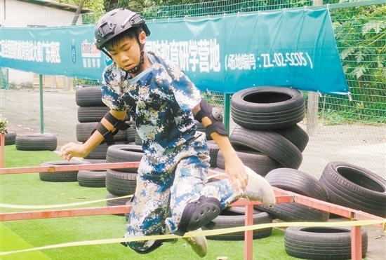 選手在進行越障訓練。