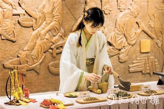 穿上古代服裝體驗中藥香囊制作。