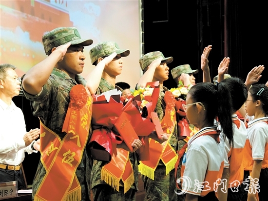 小學(xué)生代表向入伍新兵代表獻(xiàn)上鮮花。