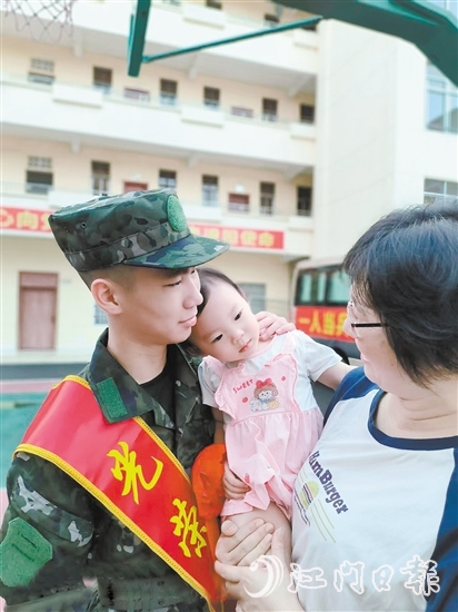 張城昊與依依不舍的妹妹。