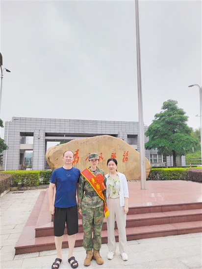 臨行前，楊靜璇與家人合影。