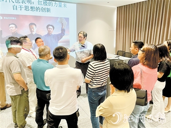 課間休息時間，學員們也抓緊時間向老師提問。