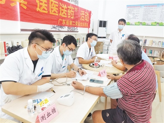 醫(yī)護(hù)人員耐心為優(yōu)撫對(duì)象檢查身體。