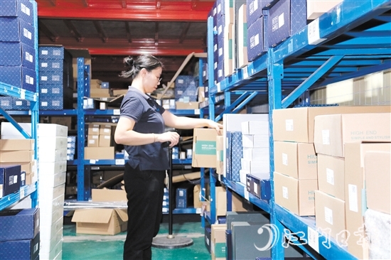 訂單多了，商家忙發(fā)貨。