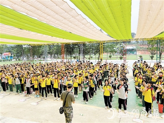 在大沙里·歡茶谷，教官在指導(dǎo)學(xué)生們訓(xùn)練。