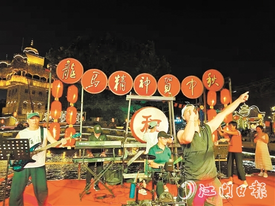 五邑人家經(jīng)常邀請(qǐng)嘉賓前來(lái)餐廳演出并與客人互動(dòng)。