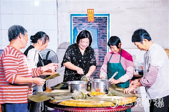 非遺傳承人呂艷卿正在傳授柴火粽的制作技藝。