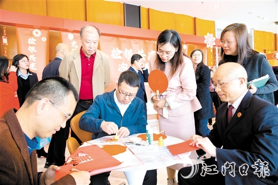 活動現(xiàn)場，不少人親手制作廉潔手工藝品。