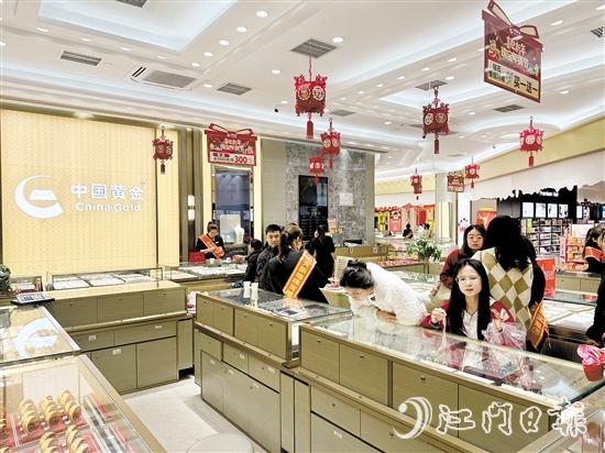 小克重黃金首飾、黃金貼片等“輕量化”產(chǎn)品受年輕消費(fèi)者青睞。