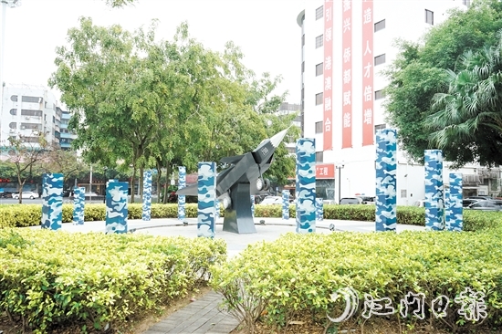 藍(lán)色迷彩環(huán)繞的戰(zhàn)斗機(jī)模型引人注目。