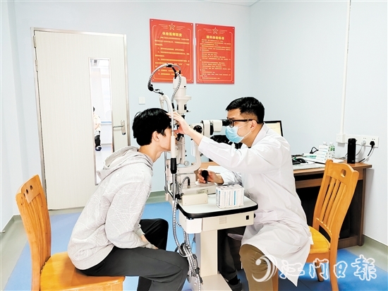 蓬江區(qū)有序組織應征青年參加體檢。