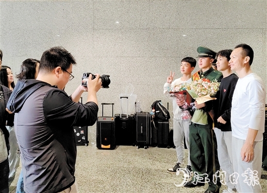 家人迎接退役軍人光榮返鄉(xiāng)。