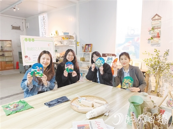 農(nóng)業(yè)銀行江門分行女職工制作陶藝手工品。