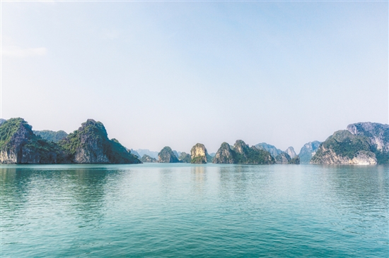 越南下龍灣有“海上桂林”之稱。