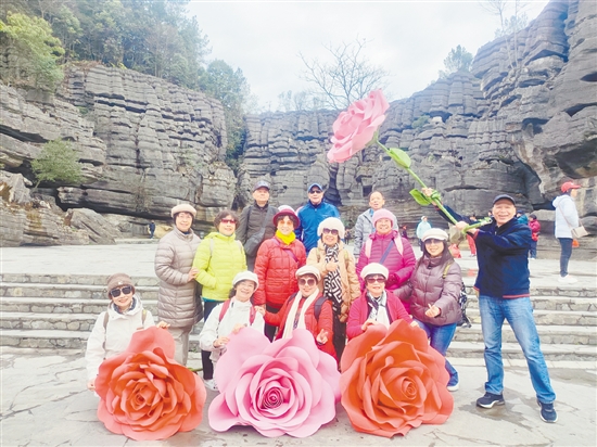 “邑起游”團友們在獅子關合影留念。