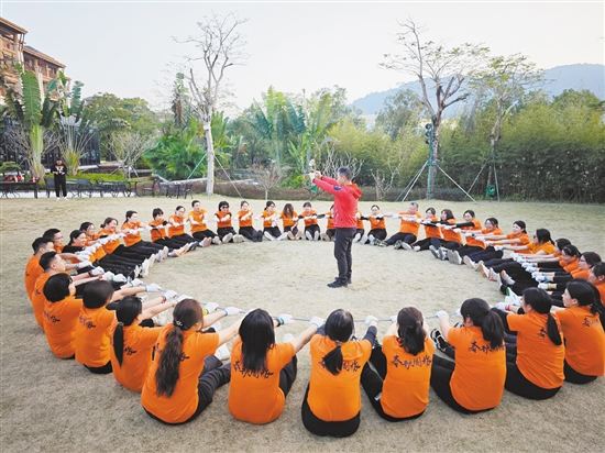 江門春秋國旅組織員工進(jìn)行團(tuán)建活動，增強(qiáng)團(tuán)體凝聚力。