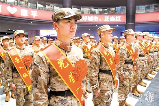 新兵奔赴軍營(yíng)開(kāi)啟新征程。