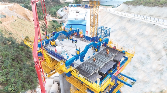 矮嶺大橋T構(gòu)連續(xù)梁1號(hào)節(jié)段澆筑施工現(xiàn)場(chǎng)忙碌有序。