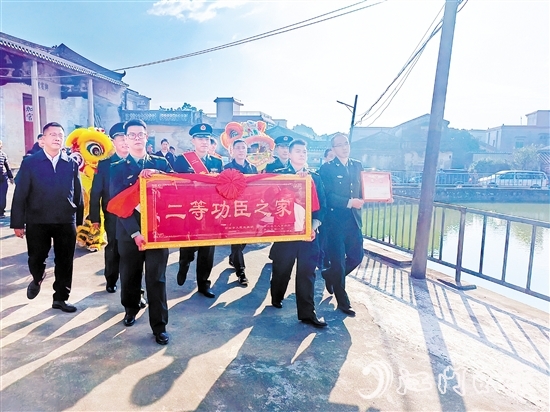 臺山全面開展“立功送喜報、懸掛光榮牌”活動。