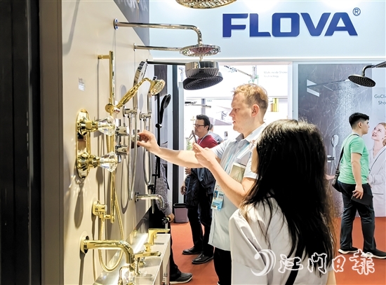 在第135屆廣交會(huì)上，水口水暖衛(wèi)浴產(chǎn)品吸引眾多國(guó)內(nèi)外客商前來(lái)參觀、洽談。