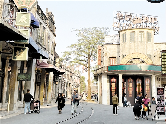 位于江門開平的赤坎華僑古鎮(zhèn)以其僑鄉(xiāng)古騎樓建筑群吸引眾多游客。 位于江門開平的赤坎華僑古鎮(zhèn)以其僑鄉(xiāng)古騎樓建筑群吸引眾多游客。