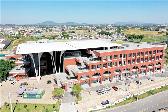 改造后的赤坎鎮(zhèn)鄰里中心（中心市場）干凈整潔。