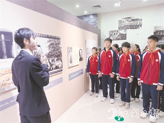 東河中學學生走進周文雍陳鐵軍烈士紀念館，聆聽烈士們的革命事跡。