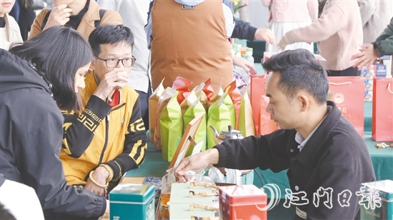 活動(dòng)現(xiàn)場(chǎng)，游客品嘗大沙茶。