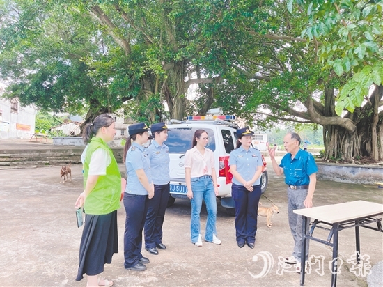 開平市交通運(yùn)輸局導(dǎo)師駱妙嬋(右二)開展“法治CityWalk”活動(dòng)，提升村民法治意識(shí)。