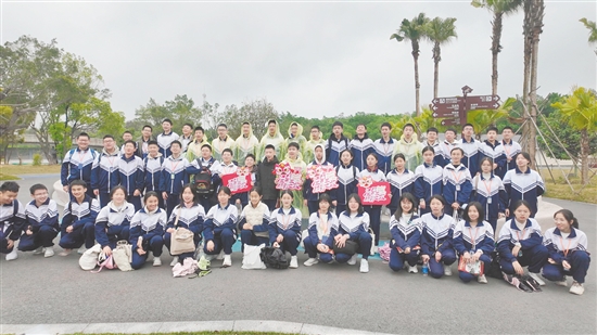 東莞學(xué)子在江門合影。