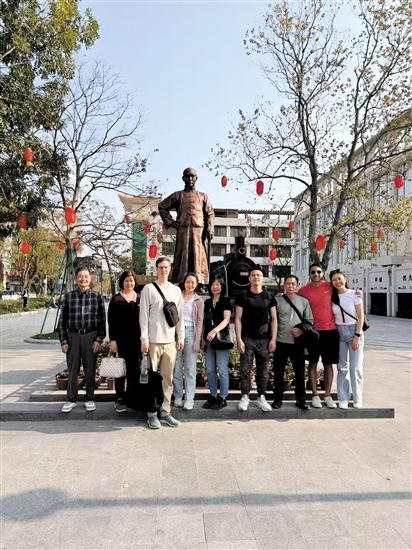 陳宜禧曾孫女陳小紅一家參觀陳宜禧紀(jì)念廣場(chǎng)。受訪者供圖