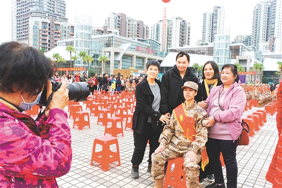 入伍新兵出發(fā)前身著軍裝與家人合影留念。