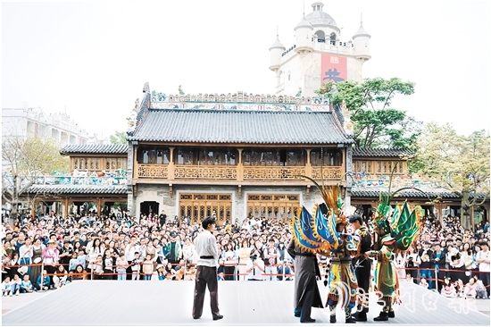 赤坎華僑古鎮(zhèn)日超50場精彩演出讓游客樂不思蜀。