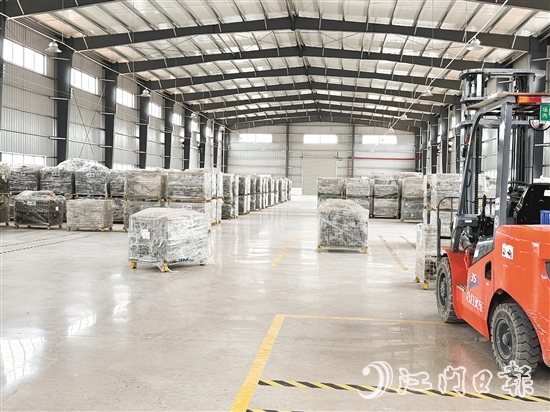 橋新村主動聯(lián)合其他村，投入約210萬元合作建設(shè)2000平方米現(xiàn)代化標準廠房。