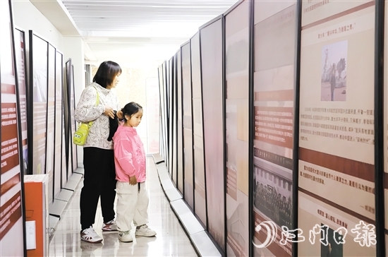 展覽吸引了不少市民和游客前來參觀。