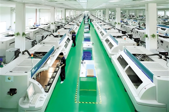 隨著專精特新企業(yè)矩陣持續(xù)擴容，它們將成為推動開平經(jīng)濟高質(zhì)量發(fā)展的核心引擎。開平依利安達電子有限公司是此次上榜名單的企業(yè)之一。圖為企業(yè)生產(chǎn)車間。