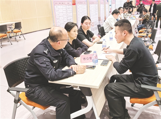 政策咨詢臺前，工作人員詳細(xì)解讀退役軍人就業(yè)補貼、創(chuàng)業(yè)扶持等政策。