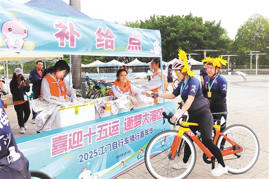 補充能量再出發(fā)！志愿者為騎手送上補給品。任佳燕