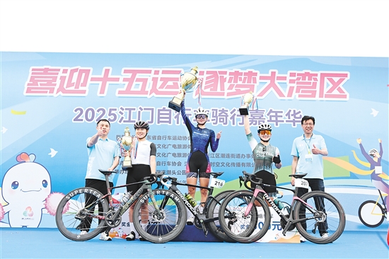 女子精英組頒獎。周華東