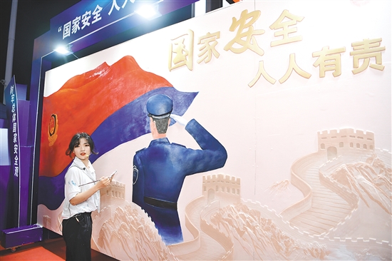 2022年，我市邀請(qǐng)知名壁畫師張麗佳在大型商超現(xiàn)場(chǎng)創(chuàng)作了一幅2.44米高的巨型浮雕壁畫——《國(guó)家安全人人有責(zé)》。