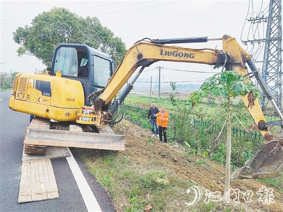 路政執(zhí)法人員安全有序地開展清理工作，恢復(fù)路肩原狀。