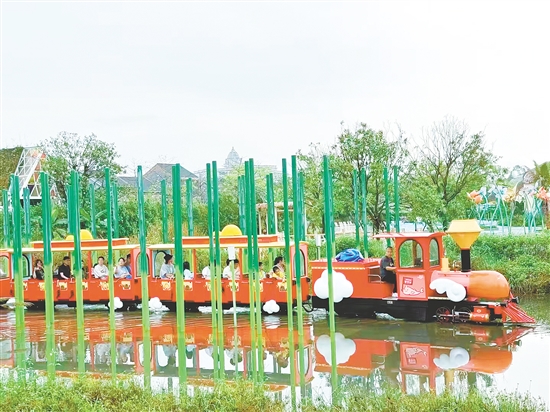 在江門古勞水鄉(xiāng)旅游區(qū)感受嶺南水鄉(xiāng)的魅力。