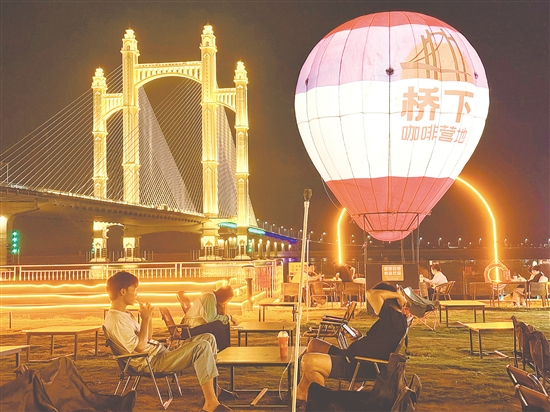 夜幕降臨，潭江兩岸燈火闌珊，市民、游客在“橋下咖啡營地”品咖啡、賞夜景，享受愜意時(shí)光。