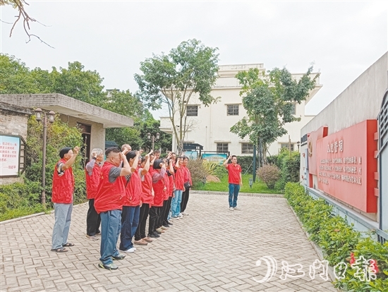 發(fā)展紅色旅游是以敬村振興鄉(xiāng)村產(chǎn)業(yè)的重要抓手，該村充分挖掘利用本地紅色資源，打造沉浸式研學(xué)體驗。