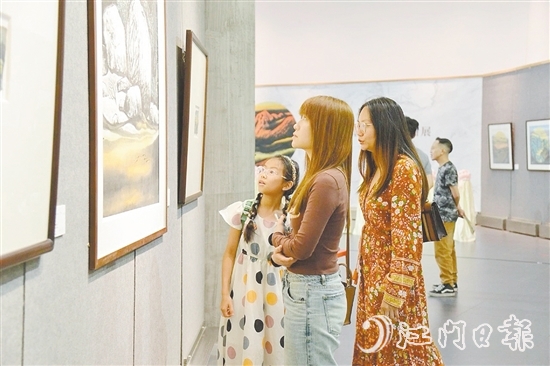 展覽吸引了不少市民前來參觀。