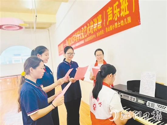 學(xué)員們在老師的指導(dǎo)下練習(xí)發(fā)聲技巧。